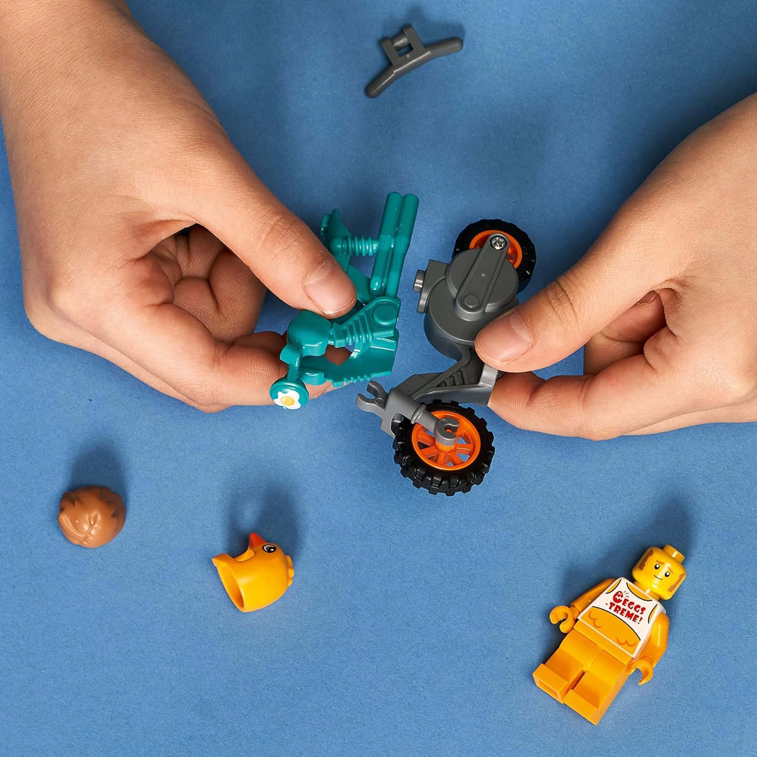 60310 LEGO® City Motocicleta de Acrobacias com Galinha; Kit de Construção (10 peças) - Imagem 5